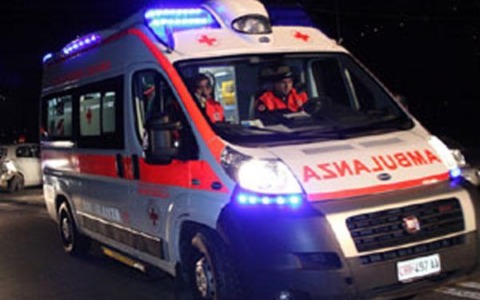 Uomo colpito da arresto cardiaco in centro commerciale salvato in tempo