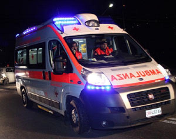 Uomo colpito da arresto cardiaco in centro commerciale salvato in tempo