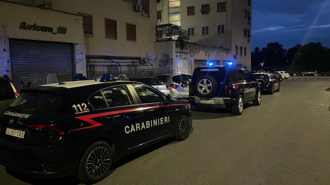 Spara nel cortile con una carabina, denunciato un 45enne