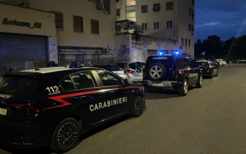 Spara nel cortile con una carabina, denunciato un 45enne