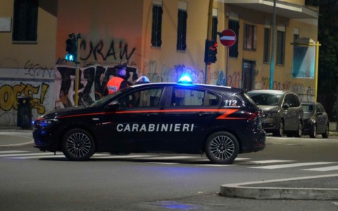 Due giovani denunciati per danneggiamento di arredi di un bar