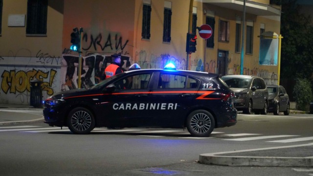Due giovani denunciati per danneggiamento di arredi di un bar
