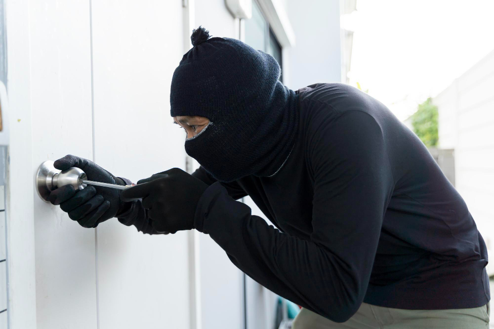Furto di vestiti al Terminillo Center: arrestata una donna dopo inseguimento