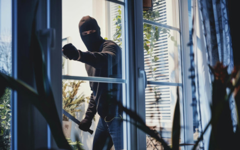 Tre peruviani arrestati per furto di portafoglio e cellulare a un’anziana